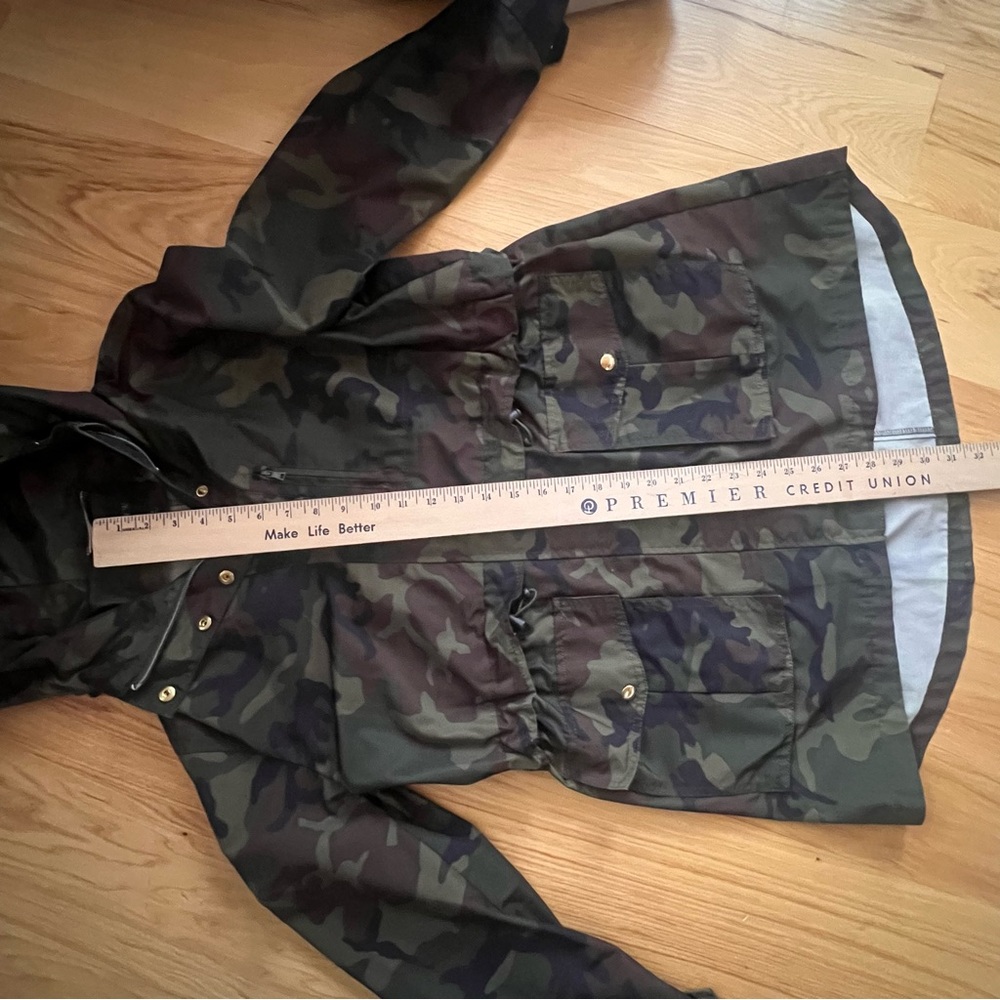 J. Crew Camouflage Rain Jacket with Gold Zipper and Snaps Size Small - Picture 15 of 16